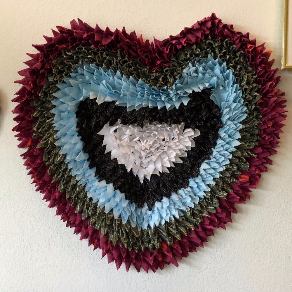 Amish Handmade Heart Shaped Rag Rug ~ Wall Decor - Picture 7 of 9